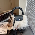 Elegante bolso de pelo sintético en blanco y negro con osito para el invierno - Blanco con colgante