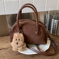 Borsa Boston in pelle scamosciata marrone scuro con manici e ciondolo a orsetto - Marrone