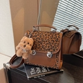 Sac bandoulière rétro léopard avec cuir marron et pendentif chien en peluche - Avec Pendentif / Marron