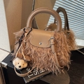 Bolso de peluche marrón claro con correa de cuero y un tierno colgante de osito - Caqui con Colgante