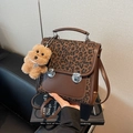 Sac à main rétro léopard marron avec double verrou argenté et breloque en peluche - Avec Pendentif / Café