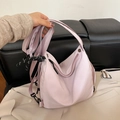 Leichte hellrosa Nylon-Umhängetasche in Halbmondform mit breitem Stoffriemen und Reißverschluss - Lila
