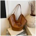 Détail du sac cabas caramel avec grain litchi texturé et pochette à lunettes décorative - Marron