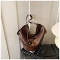 Détail du sac cabas en cuir ciré marron foncé avec mini pochette et décor de lunettes - Marron