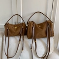 Details von zwei braunen Wildleder-Tote-Bags in Groß und Klein auf weißem Sofa - Groß / Braun
