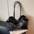 Minimalistische schwarze Tragetasche aus mattem Kunstleder mit Metallschnalle - Schwarz