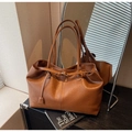 Detailaufnahme braune Vintage-Tote Bag mit Lederstruktur und goldenen Schnallen-Details - Braun