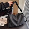 Borsa a tracolla classica in tela a scacchi bianca e nera con ampia tracolla regolabile - Nero