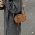 Mini sac bowling en cuir marron mat avec breloque fleur sur mannequin en manteau - Marron avec pendentif
