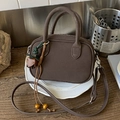 Sac à main bowling rétro marron foncé avec charme floral et bandoulière réglable - Café avec Pendentif