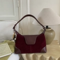 Dettaglio della borsa in pelle scamosciata bordeaux con ciondolo in legno vintage - Rosso con Pendente