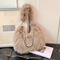 Braune Plüsch Handtasche aus Kunstpelz mit klobiger Silberperlenkette und Metallringen - Khaki