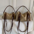 Braune Wildleder Boston Taschen in groß und klein mit dunklen Lederriemen - Groß / Khaki