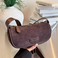 Borsa a tracolla in pelle scamosciata marrone scuro con cerniera e toppa logo - Marrone