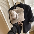 Sac seau en peluche beige avec pendentif lapin et bandoulière en cuir marron - Avec Pendentif / Kaki