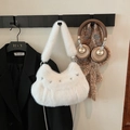 Chique witte faux fur halve maan tas met pluche schouderband en zilveren metalen ketting - Wit