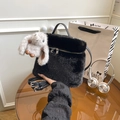 Sac seau en peluche noire avec pendentif lapin et double fermeture éclair - Avec Pendentif / Noir