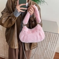 Roze pluche hobo-tas van kunstbont met sterornamenten en een metalen ketting - Roze