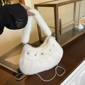 Borsa hobo bianca in pelliccia sintetica con borchie a stella e catena felpata - Bianco