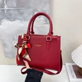 Sac fourre-tout rouge à grain litchi avec foulard floral et logo doré de la marque - Rouge