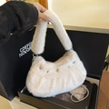 Borsa in ecopelliccia crema con borchie a stella e manico in peluche invernale - Bianco Sporco