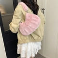 Borsa hobo rosa in pelliccia sintetica con stella argentata e tracolla pelosa - Rosa