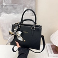 Sac à main noir grainé avec foulard décoratif et bandoulière réglable pratique - Noir