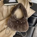 Borsa in finta pelliccia color caffè con borchie a stella e manico morbido invernale - Marrone