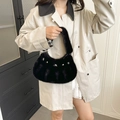 Sac à main en fausse fourrure noire avec des ornements de clous en métal cœur et étoile - Noir