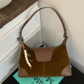 Borsa a spalla scamosciata marrone scuro con ciondolo retrò e chiusura a patta - Marrone con ciondolo