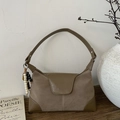 Borsa a tracolla retrò kaki in pelle scamosciata con ciondolo in perle di legno - Cachi con Pendente
