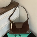 Borsa hobo in pelle scamosciata marrone con finiture in pelle e ciondolo di perline - Caffè con Ciondolo