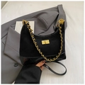 Detail der schwarzen gesteppten Umhängetasche mit Goldkette und Materialmix-Optik - Schwarz