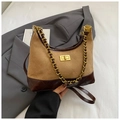 Detail einer Vintage-Stepptasche mit Kettenriemen und goldenem Drehverschluss-Verschluss - Khaki