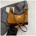 Detailansicht der Hobo-Tasche aus Wildleder mit goldenem Drehverschluss und Kettenriemen - Braun