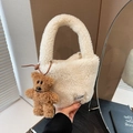 Cremefarbene Pelz-Eimertasche mit süßem Teddybär-Anhänger und weicher Plüsch-Haptik - Mit Anhänger / Beige