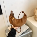 Sac croissant en daim marron avec pendentif en perles de bois et bandoulière élégante - Marron avec pendentif
