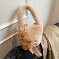 Beige Mini-Beuteltasche aus Sherpa-Fleece mit Bärenanhänger und Schultergurt - Mit Anhänger / Khaki
