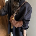Sac demi-lune en daim givré marron avec glands en perles de bois et bandoulière - Café avec Pendentif