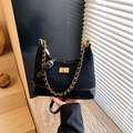 Zwarte gewatteerde crossbodytas met gouden ketting en patchwork van suède en leer - Zwart