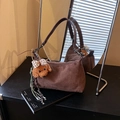 Bolso hobo de ante marrón oscuro con correa ancha y un lindo colgante de caniche - Café con Colgante