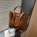 Braune handgewebte Beuteltasche mit hochwertigem Ledergriff und verstellbarem Umhängegurt - Braun