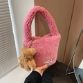 Sac seau rose en peluche de laine d'agneau avec breloque ours et texture douce - Avec Pendentif / Rose rouge