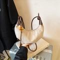 Sac demi-lune vintage en daim beige avec sangle marron et pendentif en bois chic - Khaki avec Pendentif