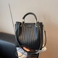 Luxuriöse schwarze geflochtene Handtasche mit goldenen Details und Schultergurt - Schwarz