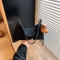 Bolso media luna de ante negro minimalista con un tierno colgante de peluche de cachorro - Negro con colgante