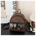 Dettaglio del tessuto leopardato peluche con tasche in pelle nera e fibbia in metallo - Marrone