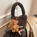 Sac seau en peluche marron foncé avec pendentif ours et étiquette de marque - Avec Pendentif / Marron
