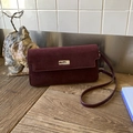 Bolso bandolera retro de cuero mate burdeos con elegante cierre giratorio metálico plateado - Rojo
