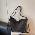 Schwarze Retro-Einkaufstasche in Lederoptik mit Rissstruktur und Silberringen verziert - Tote Bag (Schwarz) / Schwarz